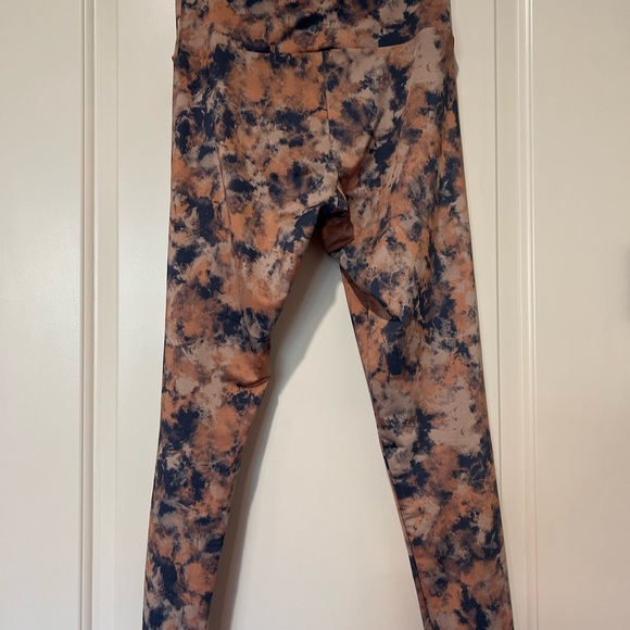 Onzie Women's Tie-Dye Yoga and Pilates Leggings in earth tones - Picture 8 of 8